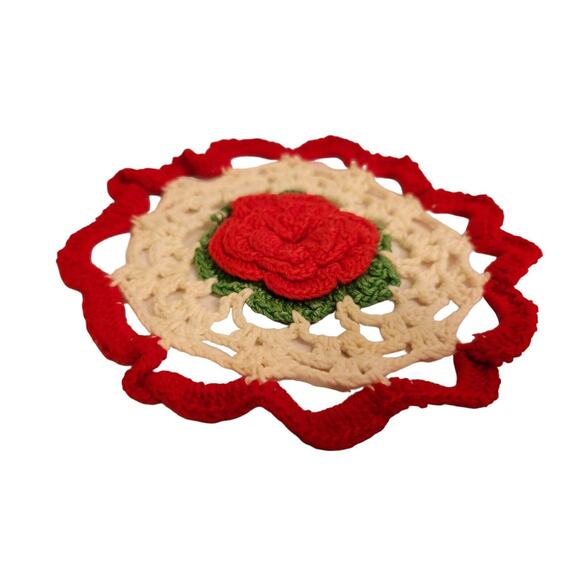 VINTAGE CROCHET HANDMADE DOILY RED GREEN CHRISTMAS FLOWER ORNAMENT WALL HANGER - Picture 1 of 4